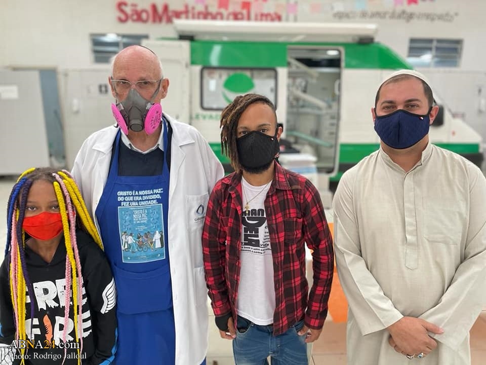 Photos : un religieux chiite brésilien accompagné d'un prêtre catholique aide les personnes dans le besoin à Sao Paulo, au Brésil