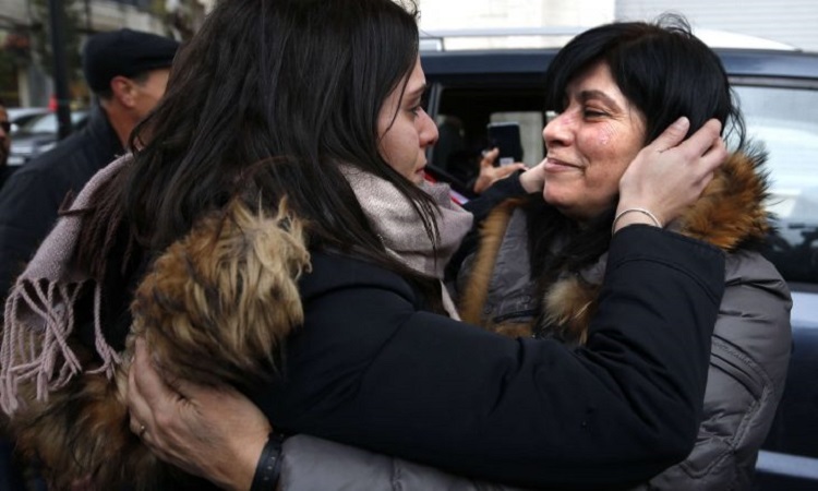 L’occupation réprime un sit-in exigeant la libération de Khalida Jarrar pour qu’elle participe aux funérailles de sa fille