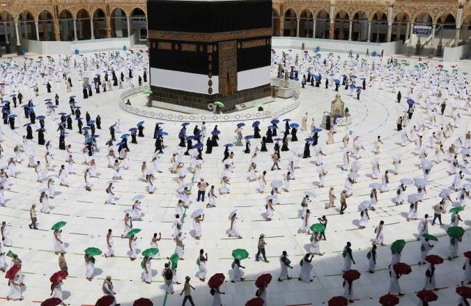 الحجّاج يتوافدون الى مكة المكرّمة