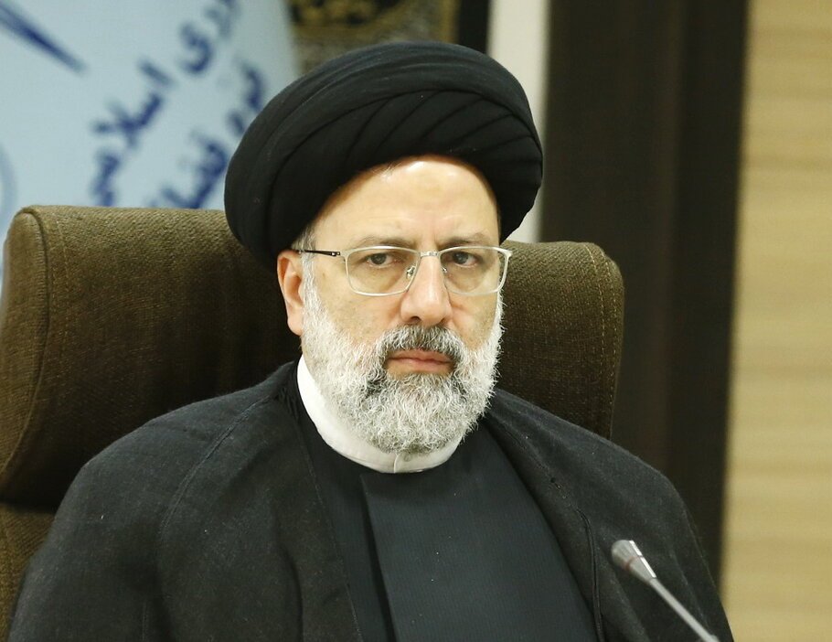 السيد رئيسي يجري مكالمة هاتفية مع ممثل قائد الثورة ومحافظ خوزستان