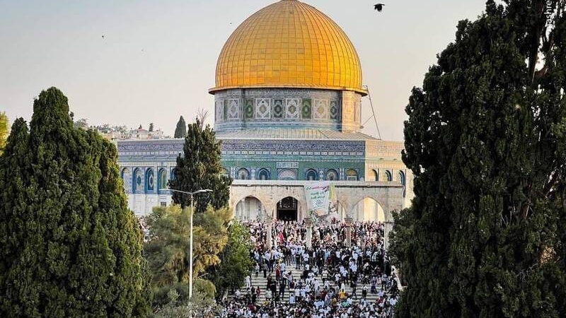 تصویری رپورٹ/ ہزاروں فلسطینیوں نے بیت المقدس میں کی نماز عید ادا
