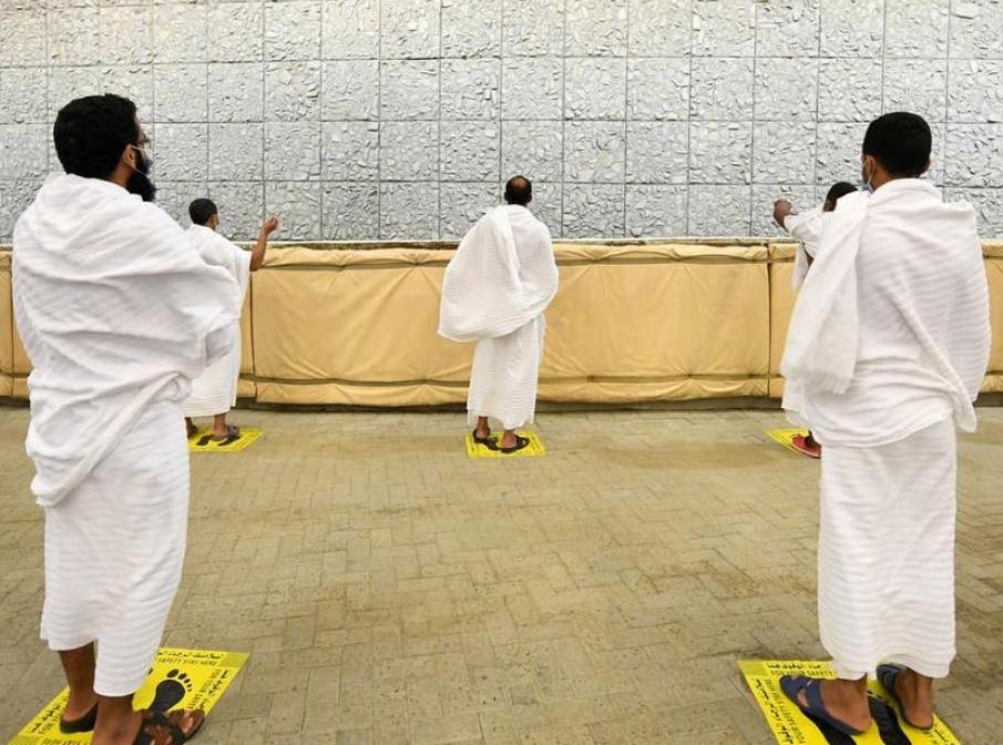 الحجاج يرمون جمرة العقبة في أول أيام عيد الأضحى