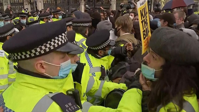 Антиправительственные протесты перед парламентом Британии переросли в насилие