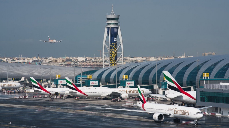 ドバイ空港で旅客機２機が衝突　　　