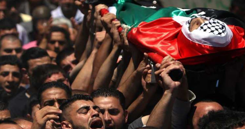 مقدسيون يُشيعون جثمان الشهيد الأسير التميمي بعد الصلاة عليه في الاقصى