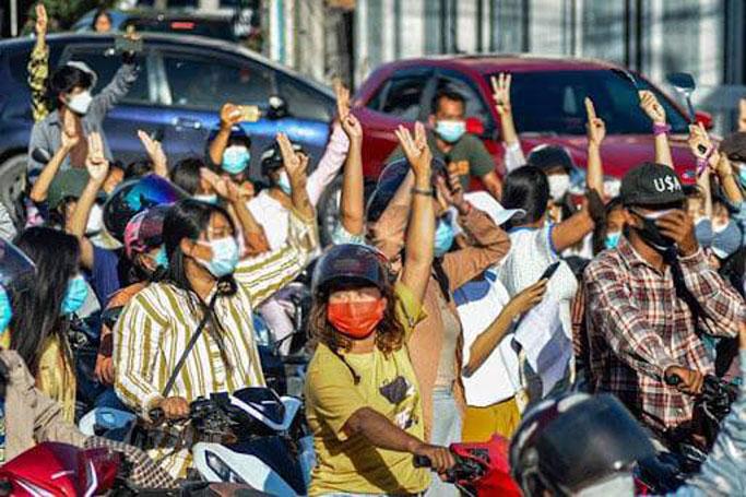 ကိုဗစ္ ထိန္းခ်ဳပ္ေရး အတြက္ ဩဂုတ္လ ၁ ရက္ေန႔ အထိ ႐ုံးပိတ္ရက္ တိုးျမႇင့္ သတ္မွတ္ ေၾကာင္း စစ္ေကာင္စီ ေၾကညာ