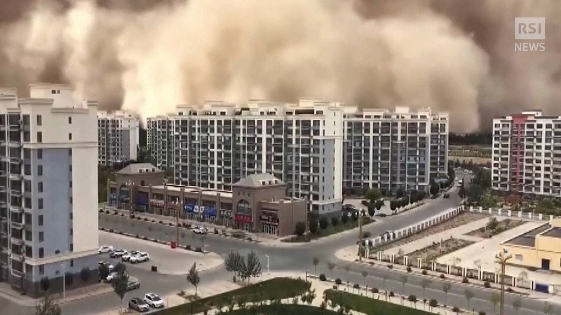 Cina, un muro di sabbia inghiotte la città