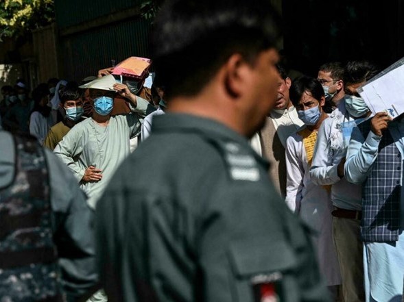 تخوّفاً من سيطرة "طالبان".. آلاف الأفغان يهرعون إلى طلب جوازات سفر