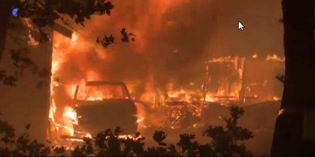 California cehennemi; 5400 itfaiyeci yangını durdurmaya çalışıyor!