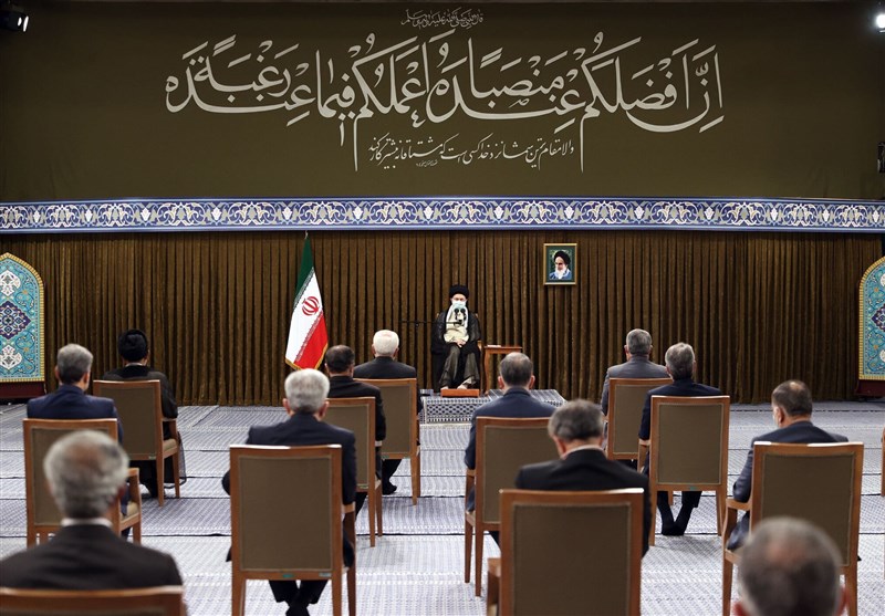 قائد الثورة الاسلامية يستقبل الرئيس روحاني وأعضاء حكومته