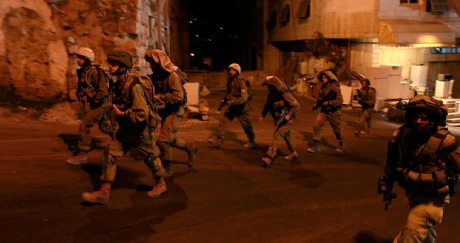 مُداهمات واعتقالات في مدن الضفة المحتلة تخللها مواجهات عنيفة واشتباكات مسلحة