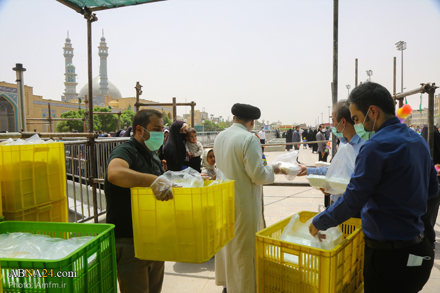 تصویری رپورٹ/ حرم بی بی معصومہ (س) میں 45 ہزار افراد میں تبرک تقسیم