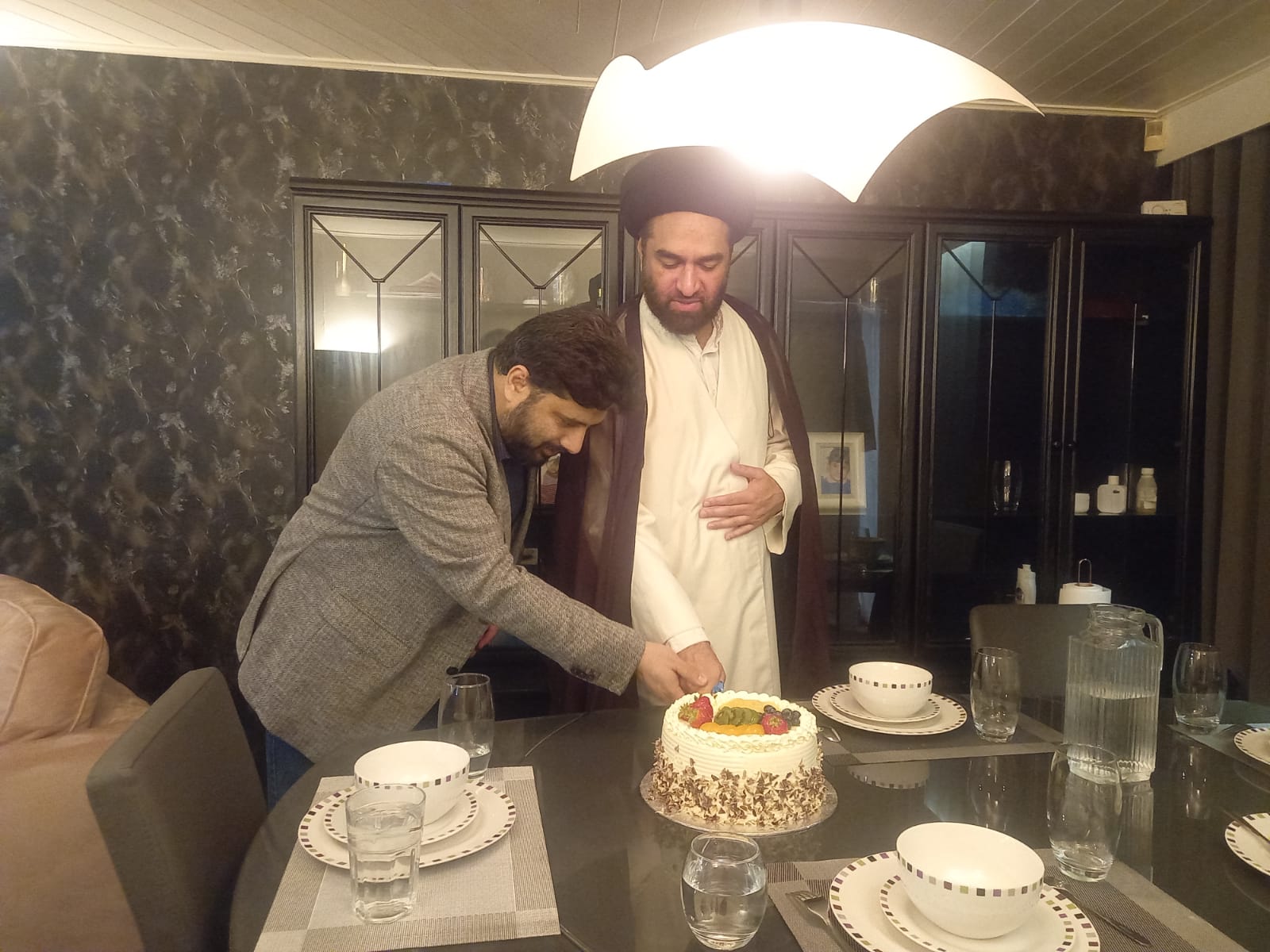 تصویری رپورٹ/ اہل البیت(ع) ایسوسی ایشن پرتگال کی جانب سے عید غدیر پر کیک کاٹا گیا