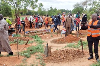 Niger : le président du conseil de la ville de Niamy visite le cimetière des musulmans