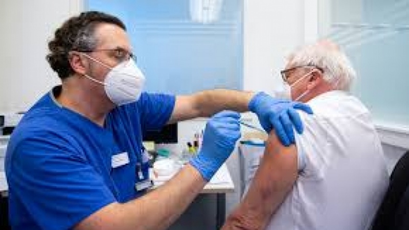 Germania, terza vaccinazione a fragili e anziani