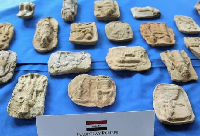 العراق يعلن استرداد آلاف القطع الأثرية المهربة