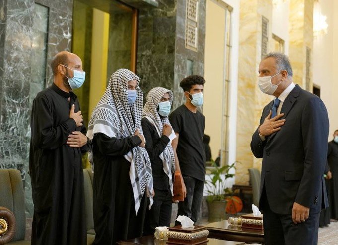 مصطفى الكاظمي يلتقي ذوي شهداء حادث مستشفى الإمام الحسين (ع)