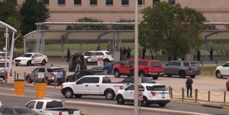 米国防総省の前で銃撃戦、警官１人死亡