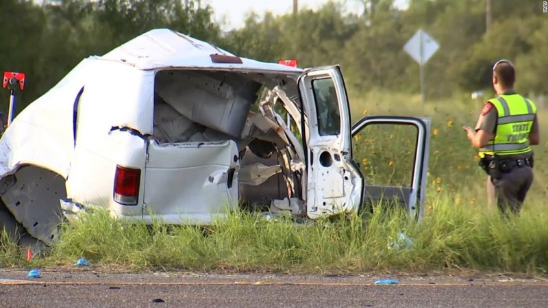 米でワゴン車が横転、２３人が死傷