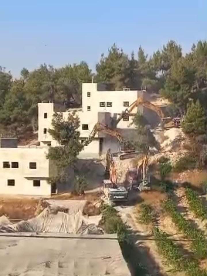 جرافات الاحتلال الإسرائيلي تشرع بهدم منازل المواطنين شمال الخليل 