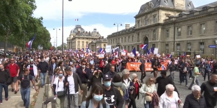 フランス各地で、25万人が「衛生パス」抗議に参加