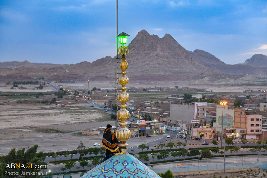 تصویری رپورٹ/ مسجد مقدس جمکران پر ایک تقریب کے دوران سیاہ علم نصب