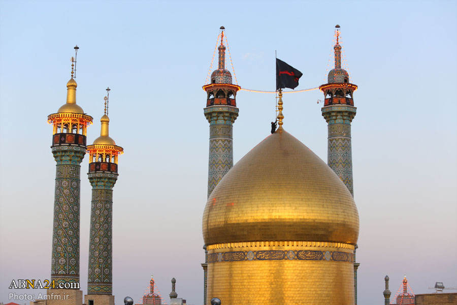 تقارير مصورة / رفع راية العزاء الحسيني على قبة السيدة المعصومة (ع) بمدينة قم 