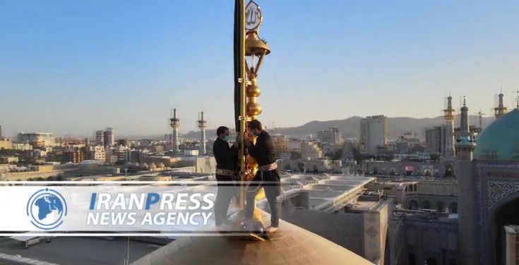 Beginn des Muharram; Husseini-Trauerflagge über Kuppel von Imam Reza (a.s.) - Schrein gehisst