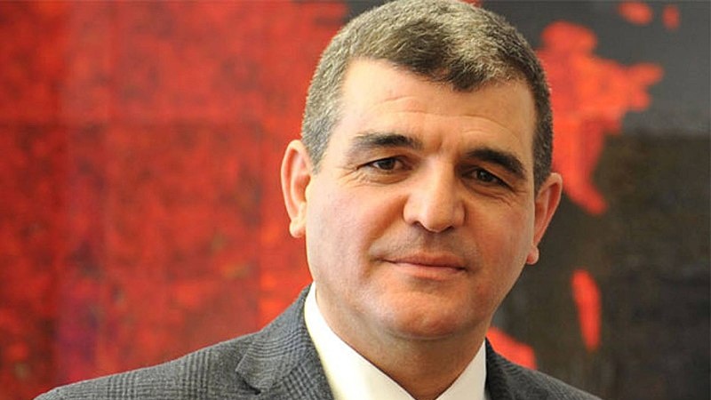 Милләт вәкили савадсызлары парламент сәдриндән үзр истәмәјә чағырды