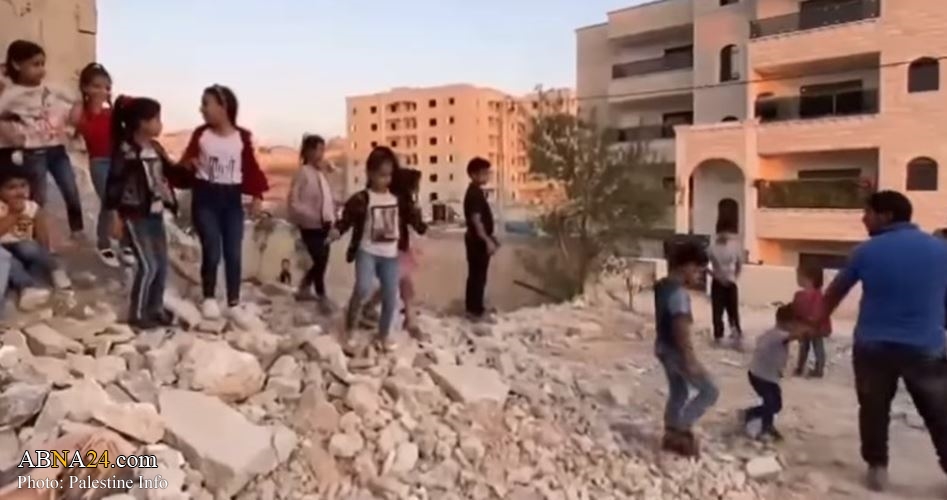 Israeli occupation authority displaces 40 al-Quds residents after forcing them to raze homes
