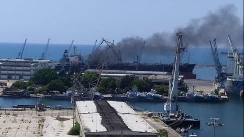 シリア港湾で火災に襲われた船舶は、シリア船籍