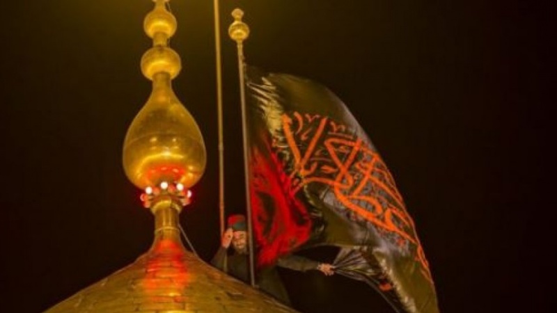 Имам Һүсејн(ә) һәрәминин ҝүнбәзинә гара бајраг вурулуб