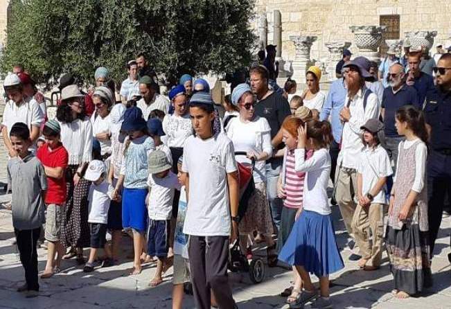عشرات المستوطنين يدنسون الأقصى المبارك 