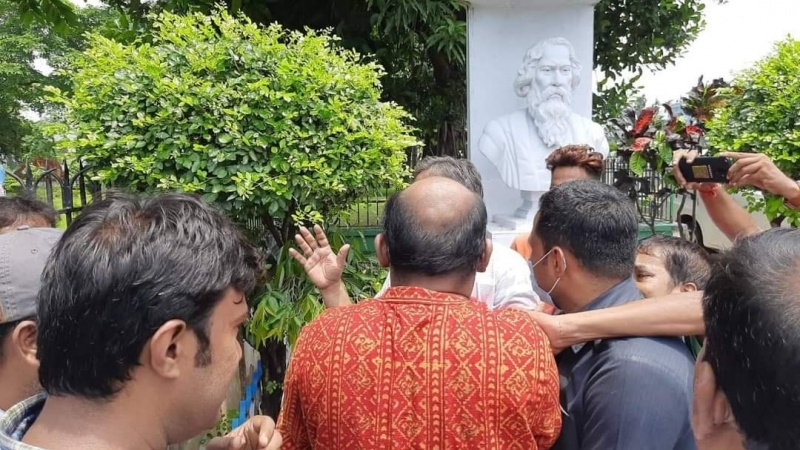পশ্চিমবঙ্গে বিজেপি নেতাকে ধাক্কা, কালো পতাকা প্রদর্শন করল তৃণমূল   