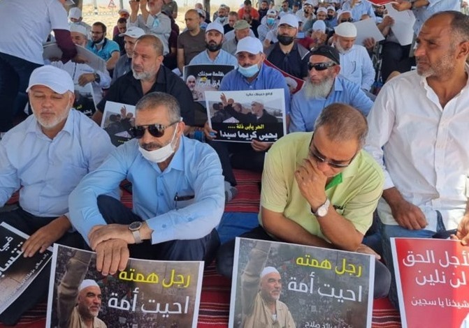 متضامنون مع الشيخ "رائد صلاح" يؤدون صلاة الجمعة أمام سجنه