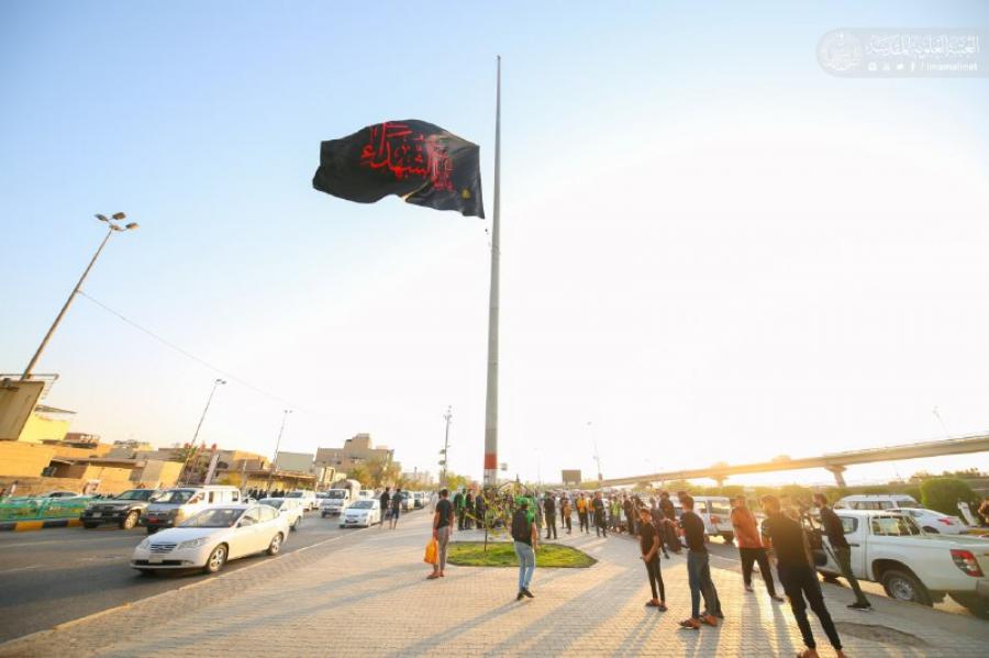 العتبة العلوية المقدسة ترفع راية (يا سيد الشهداء) في أكبر ساحات مركز مدينة النجف الاشرف