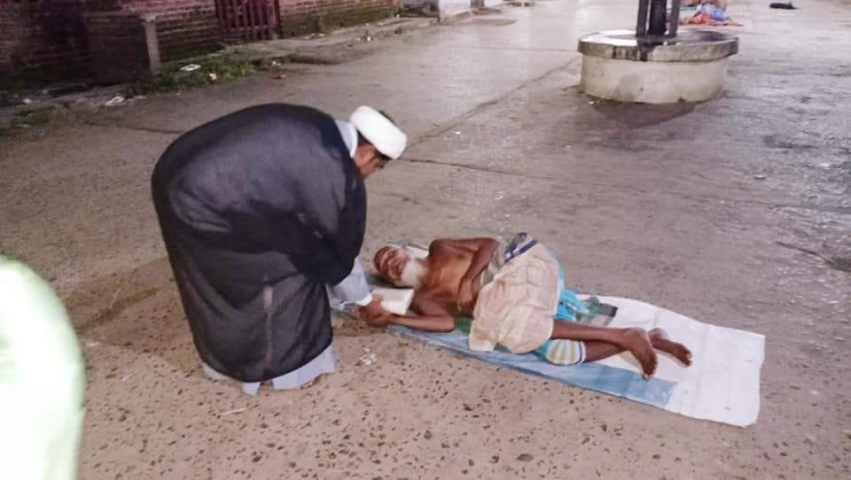 Photos: Distributing food to needy people in the name of Imam Hussain by Panjtani center of Khulna, Bangladesh