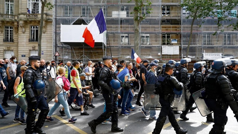 Francia, nuove proteste contro Green pass