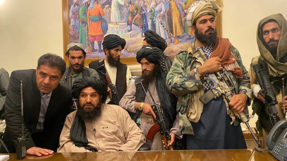 “Con Ghani fuera de escena, los talibanes entran en el palacio presidencial de Kabul”