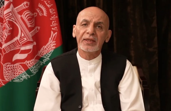 أشرف غني: خرجت بعمامتي وحذائي وأجري مشاورات للعودة