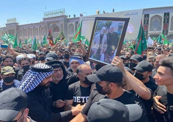 الشيخ قيس الخزعلي يرفع صور شهداء "قادة النصر" اثناء ركضة طويريج