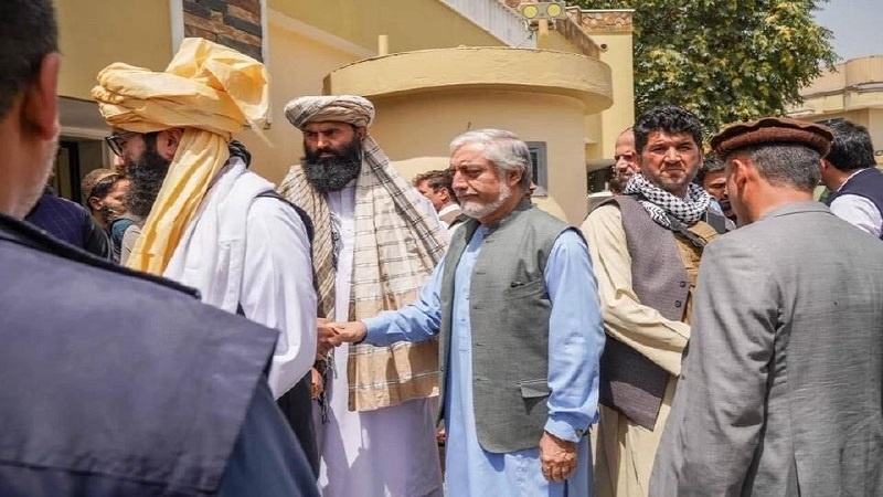 Taliban örgütü Kabil’de Abdullah ve Karzay ile görüştü