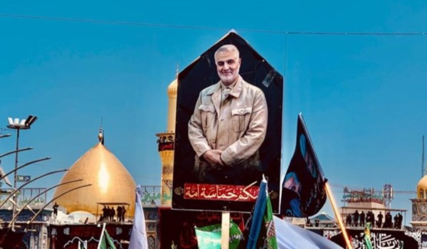 رفع صور الشهيد قاسم سليماني في كربلاء يوم عاشوراء+(صور)