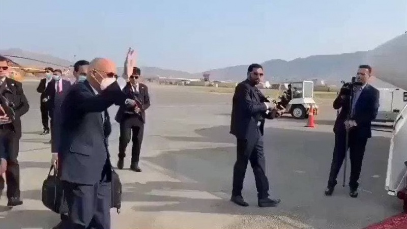 अशरफ़ ग़नी करोड़ों डाॅलर लेकर अफ़ग़ानिस्तान से भागे और उनके भाई ने थामा तालेबान का दामन