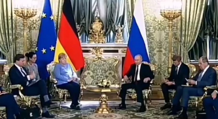 Putin’le görüşmesi sırasında Merkel’in telefonu çaldı!