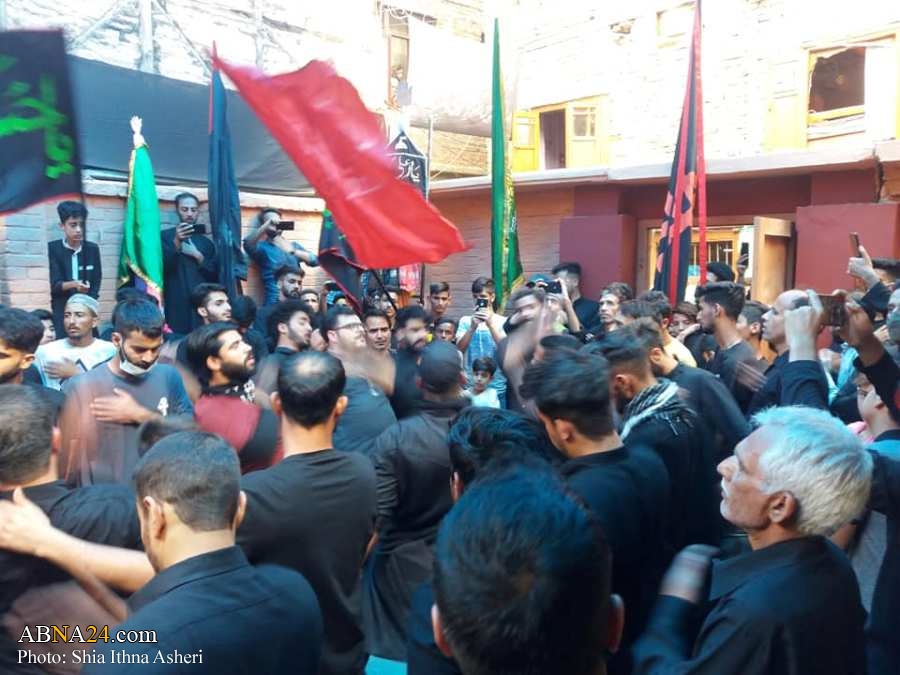 تقارير مصورة / موكب لطم في عزاء الامام الحسين بمدينة سرينجر