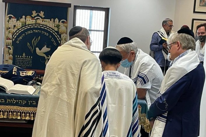 فيما تقمع السلطات مراسم "عاشوراء".. الإعلان عن عودة الطقوس اليهودية في قلب المنامة