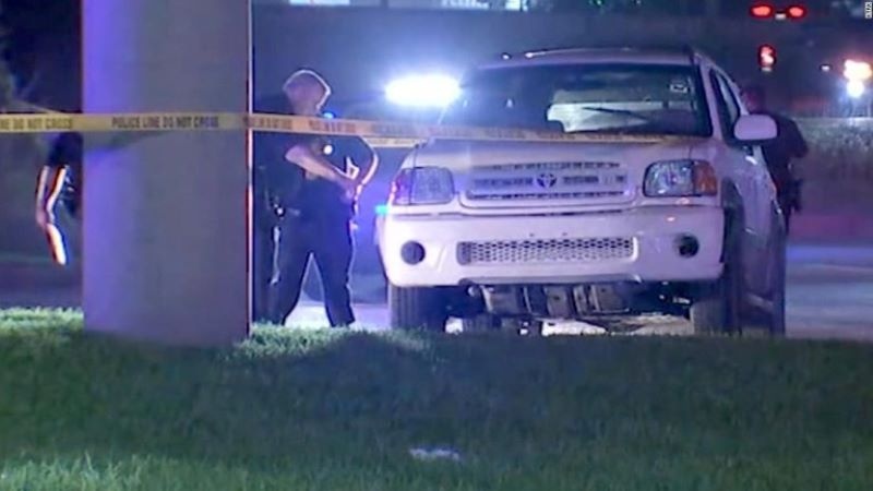 米テキサスで、運転中の父親が銃撃死も８歳と６歳が車操りけがなし