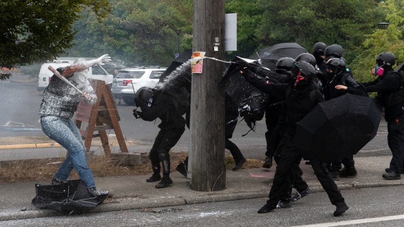 Es kommt zu Schießereien, als rechtsextreme und linksextreme Gruppen in den USA in Portland aufeinanderprallen