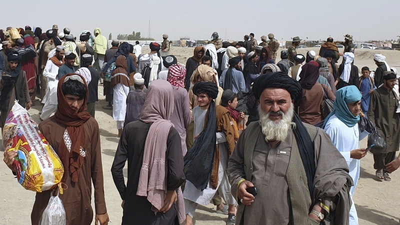 アフガン首都空港で、１万３０００人が路頭に迷い出国できず